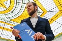 Zdjęcie Kamila Dąbrowskiego z nagrodzoną pracą